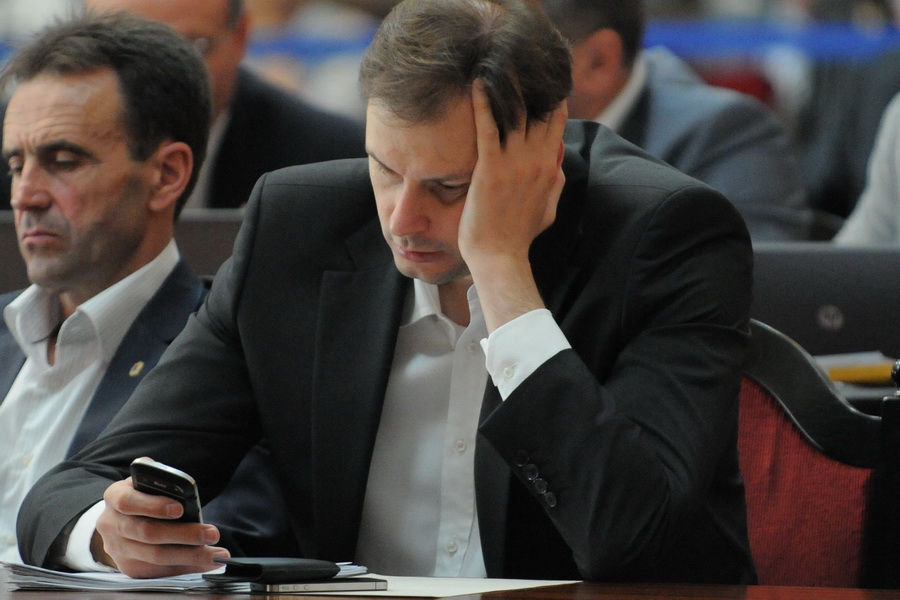 Как заявил председатель комиссии, либерал-демократ Кирилл Лучинский, у него "нет и мысли" созывать депутатов.