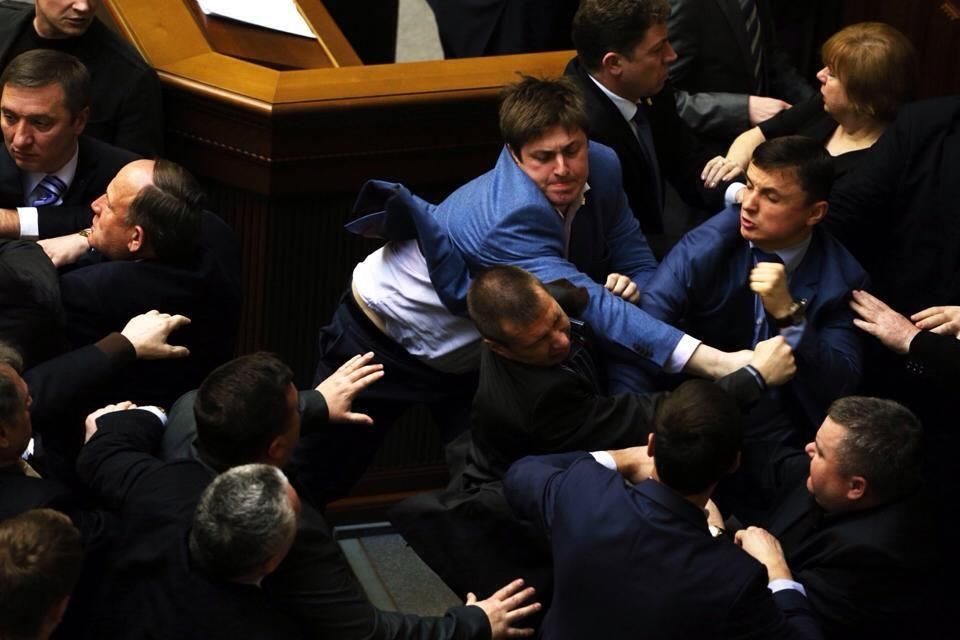 В Верховной раде Украины состоялась драка с участием лидера Коммунистической партии Украины Петра Симоненко.