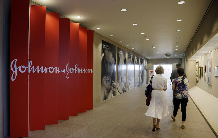 Суд обязал Johnson&amp;Johnson выплатить $4,7 млрд по делу о вызывающих рак товарах. Фото: AP Photo