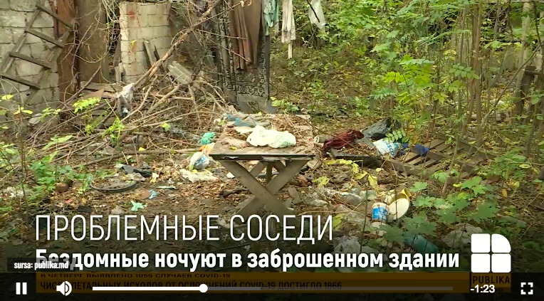 Жильцы дома в Кишинёве жалуются, что делят двор с бездомными.