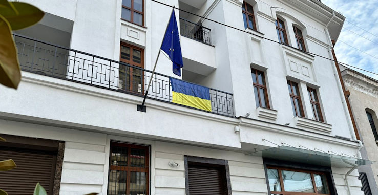 Флаг Украины водружен на здании Представительства ЕС в Кишиневе.