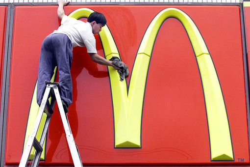 Сеть фастфуда McDonald's может быть закрыта из-за претензий Роспотребнадзора.