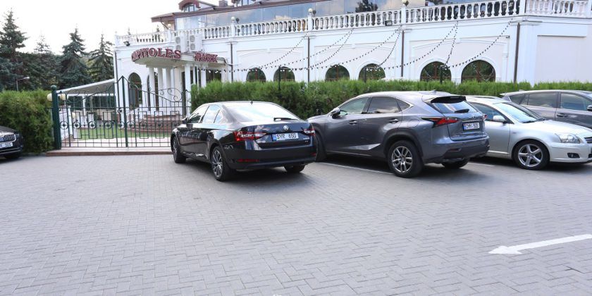 Petrecera duhovnicului Mănăstirii Ciuflea: Mașini scumpe și muzică pe versurile lui Eminescu. Foto ZdG