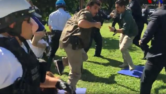 Recep Tayyip Erdogan i-a privit de la distanţă pe bodyguarzii săi, în timp ce aceştia îi atacau violent pe protestatarii pro-kurzi din faţa reşedinţei ambasadorului turc de la Washington.