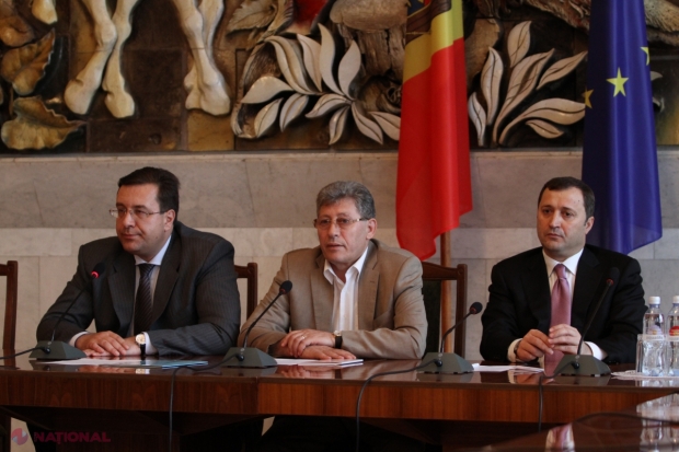Între timp, negocierile s-au împotmolit din cauza unor neînțelegeri apărute între liderii celor trei partide care și-au pasat vina de la unul la altul.