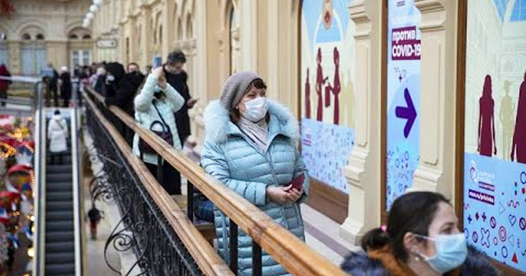 Euronews о новом туризме: Прививку в московском ГУМе делают всем.