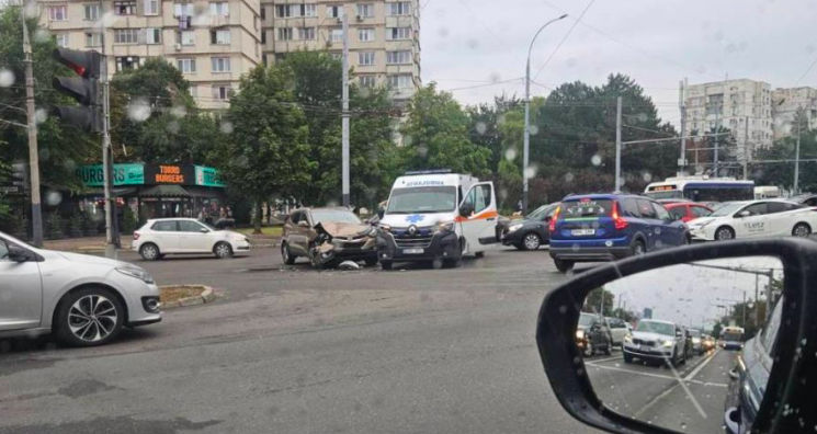 В Кишиневе столкнулись скорая помощь и автомобиль Hyundai. Фото: Accidente Rutiere Moldova