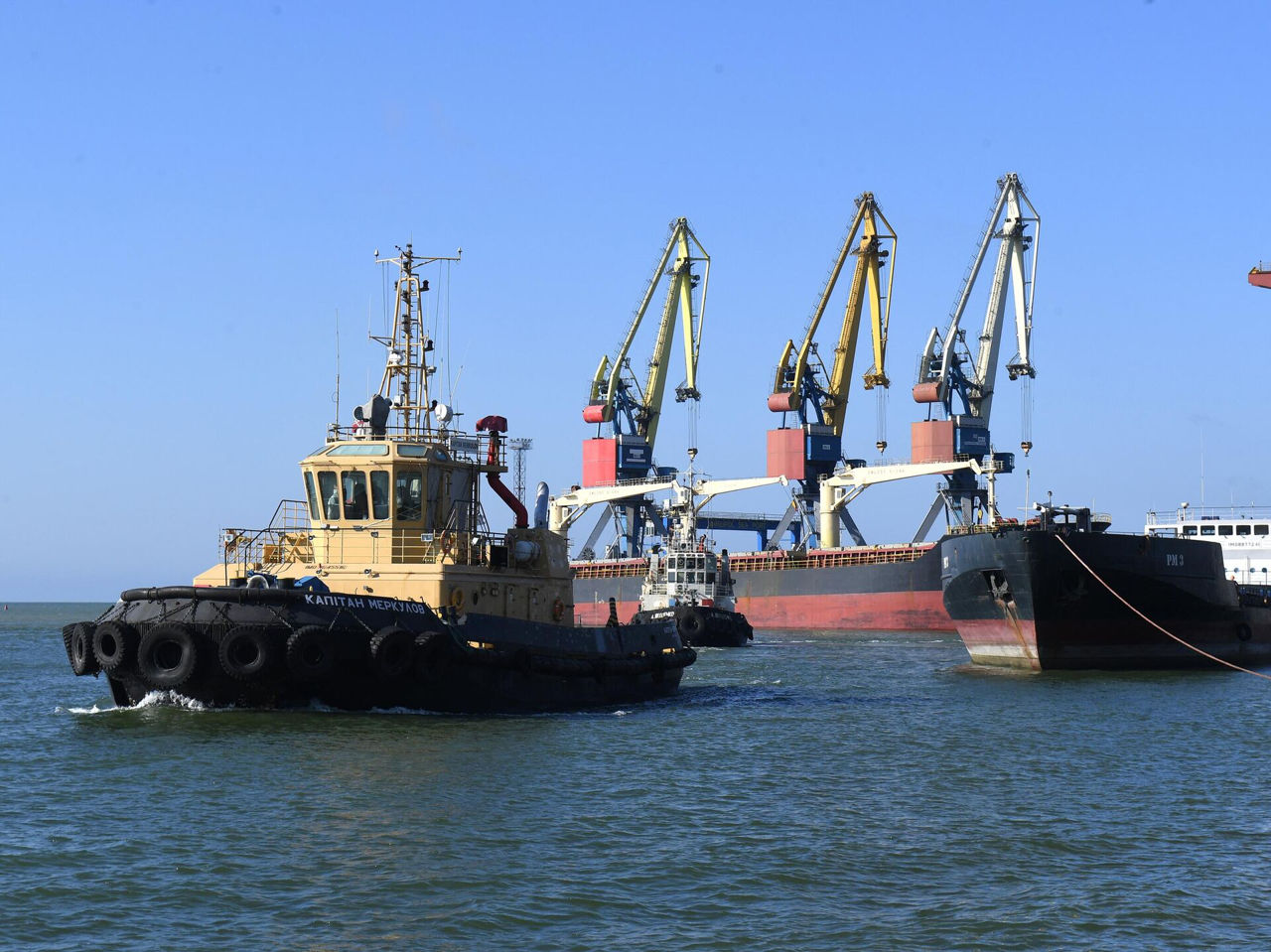 Первое российское судно зашло в порт Мариуполя и начало погрузку металла.