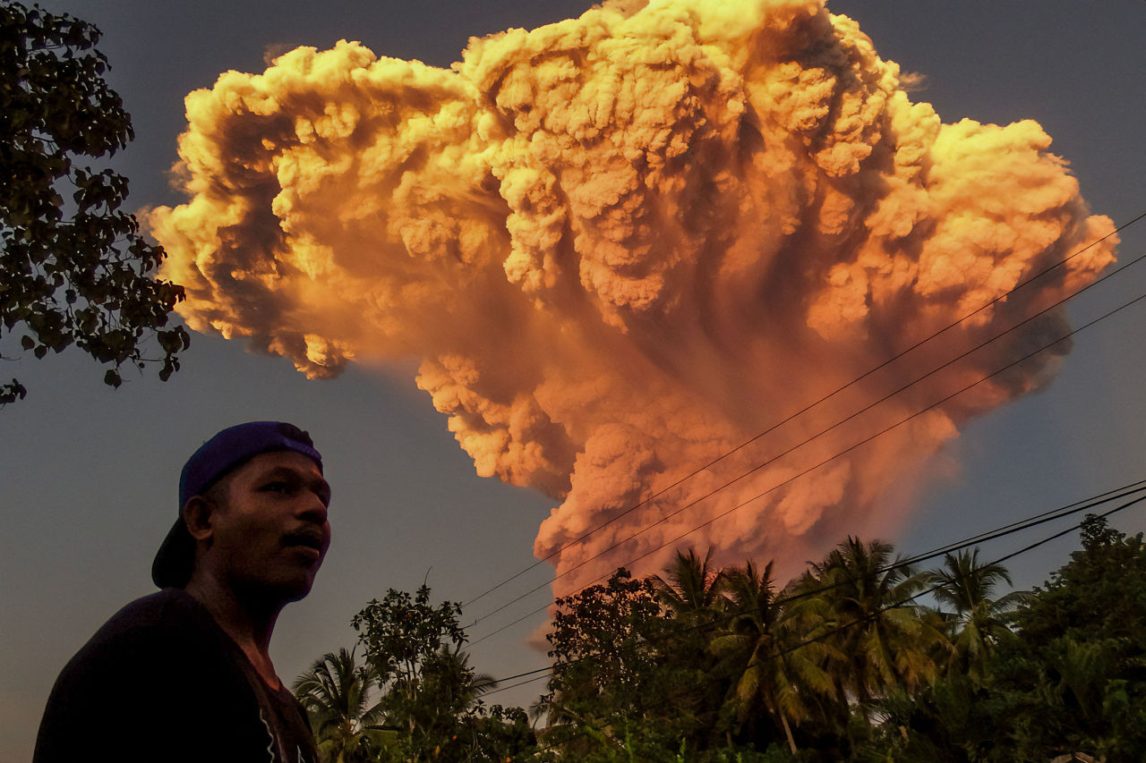 Vulcanul Lewotobi Laki-Laki din Indonezia erupe.