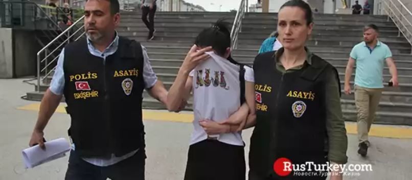 После продолжительных пыток преступники забрали ценности и скрылись. Охрана грабителей не видела.