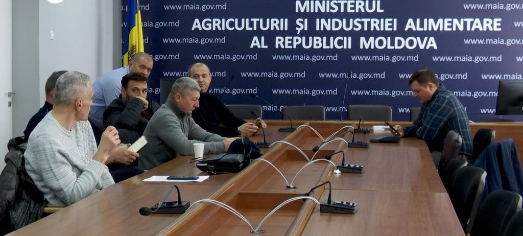 Переговоры между властями и протестующими фермерами отложены.