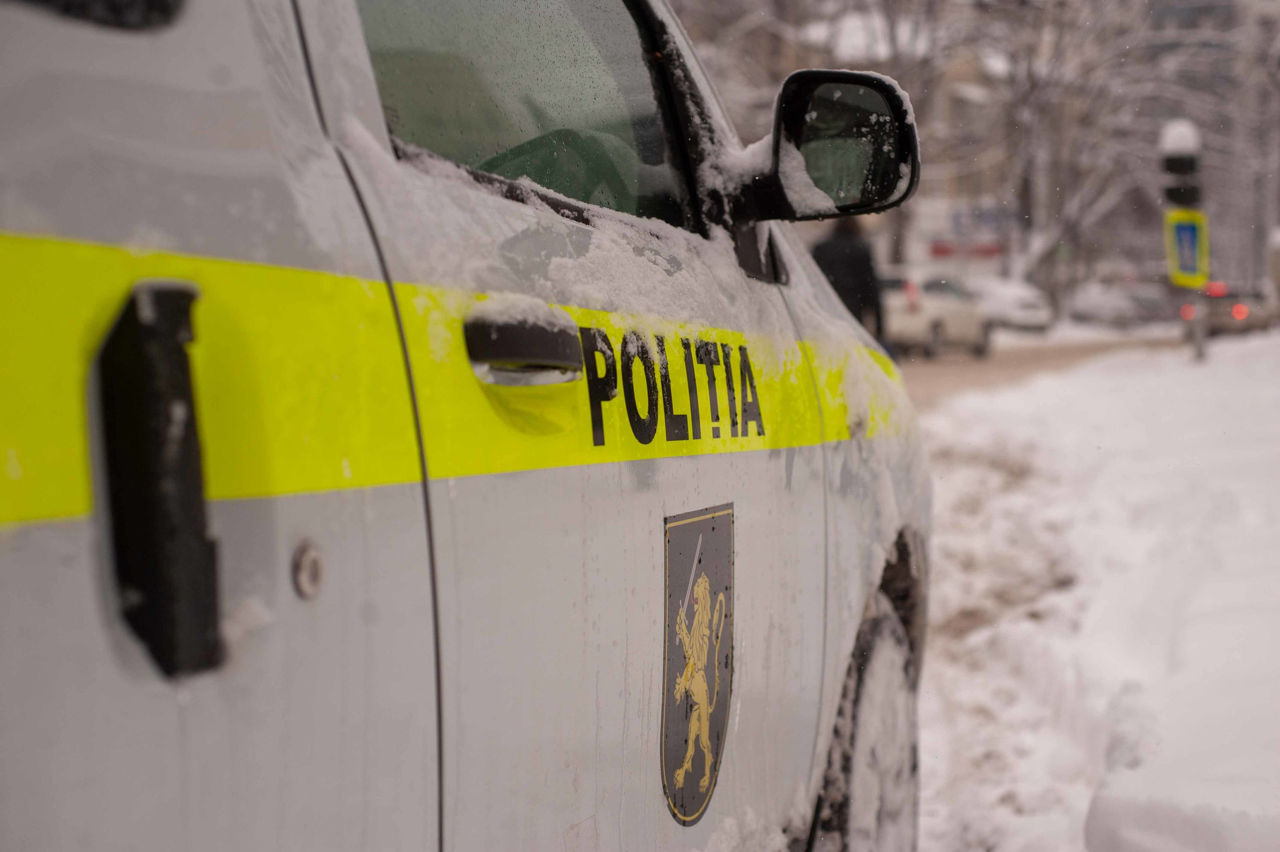 В Каларашском районе санки с двумя детьми врезались в полицейскую машину. Фото: Point.md