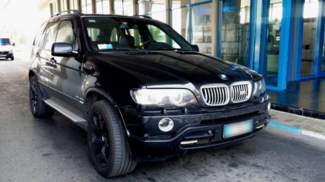 Moldoveanul conducea un BMW X5 înmatriculat în Italia şi nu cunoştea că actele sunt false. Foto: border.gov.md