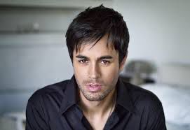 Enrique Iglesias a fost supus unei operaţii de reconstrucţie a degetelor care i-au fost tăiate în timpul unui concert. Foto: goss.ie