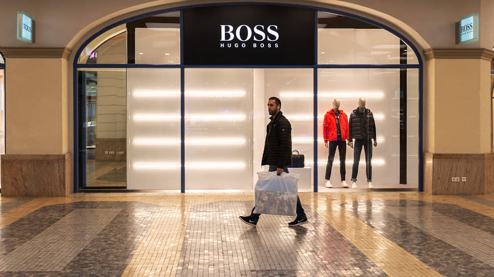 Hugo Boss закрывает магазины и приостанавливает онлайн-торговлю в России.