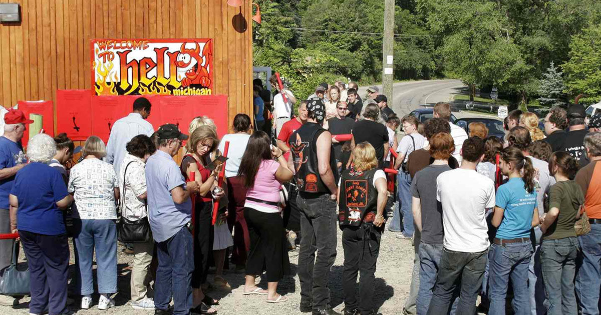 Часть туристического городка Хелл в Мичигане выставлена на продажу.