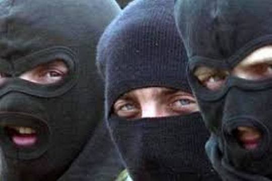 В полчетвертого утра трое неизвестных в масках похитили деньги.