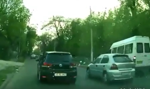 Conducătorul auto care a fost victima șoferului buclucaș a rămas surprins de cele văzute.