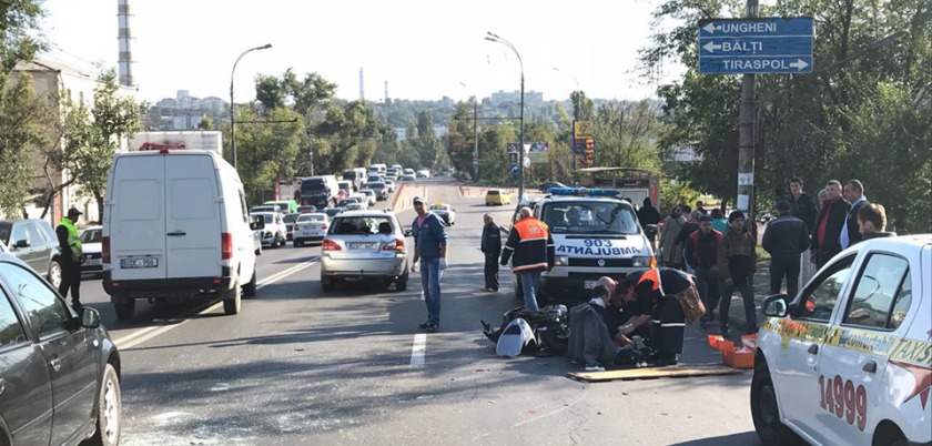 Un tânăr a ajuns la spital, după ce a dat cu scuterul într-o Toyota. Foto: today.md