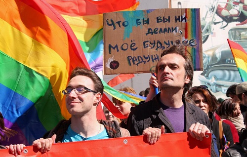 Призыв к агрессии против гомосексуалистов является не чем иным, как попыткой отвлечь общество от основных проблем и привлечь внимание к членам ЛГБТ, тем самым избавиться от общественной агрессии против проводимой в стране политики, невыполненных обещаний политиками.
