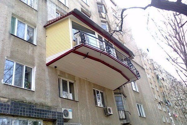 Граждан, которые строят балконы и пристройки без разрешения, будут штрафовать на шесть тысяч леев.