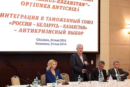 По словам Воронина, сегодняшняя проблема евроинтеграции в том, что "к нам она идет сверху", а потому не воспринимается населением.