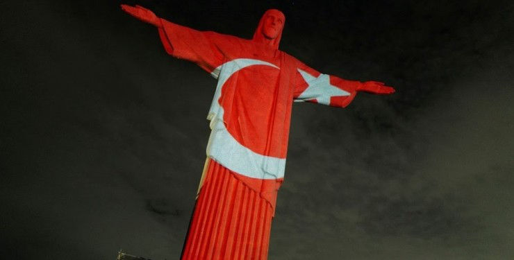 Статую Христа в Рио-де-Жанейро подсветили в цвета Сирии и Турции.