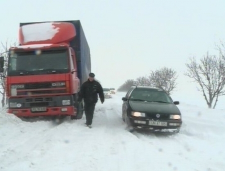 Potrivit datelor Serviciului Protecţiei Civile şi Situaţiilor Excepţionale, în ultimele 24 de ore, au fost efectuate 10 intervenţii la deblocarea autoturismelor blocate pe traseele ţării.