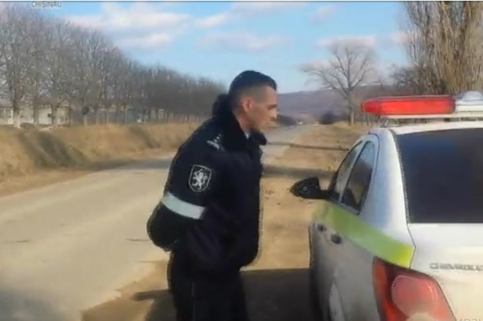 Полицейский и водитель обвиняют друг друга в нападении.