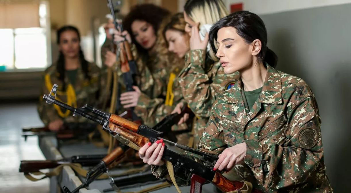 В Армении рассматривают возможность призыва женщин на срочную службу.