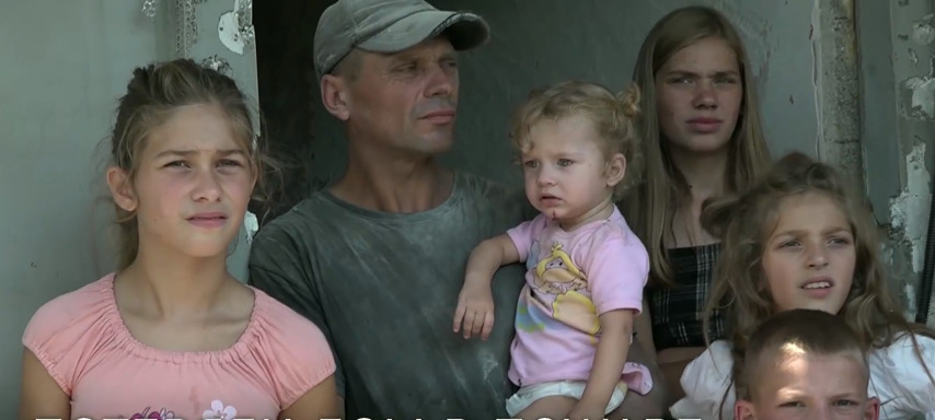 Родители и девять детей, семеро из которых несовершеннолетние, ютятся у родственников.
