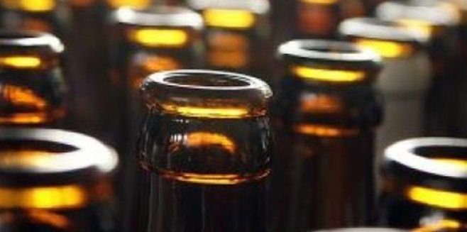 Peste o tonă de alcool contrafăcut urma să fie vândut pe internet. Foto simbol: timpul.md