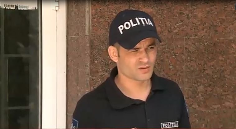 Позже атакованному инспектору вызвали врачей, чтобы проверить его состояние.