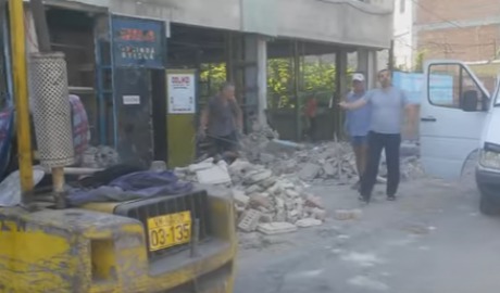 Мужчина был госпитализирован в больницу в тяжелом состоянии.
