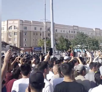 Жители Узбекистана вышли на митинги после конституционной реформы.