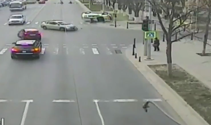 Появилось видео момента аварии с полицейской машиной в центре Кишинева.