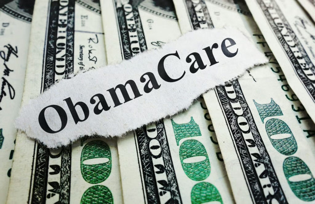 Власти США выплатят по $500 из переплат по страховке Obamacare.