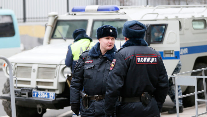 Добровольцы и стражи порядка ищут насильника, который уже более двух недель держит в страхе жителей двух районов Москвы.