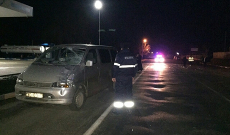 Un bărbat de 37 de ani a fost lovit de un automobil în timp ce traversa strada.