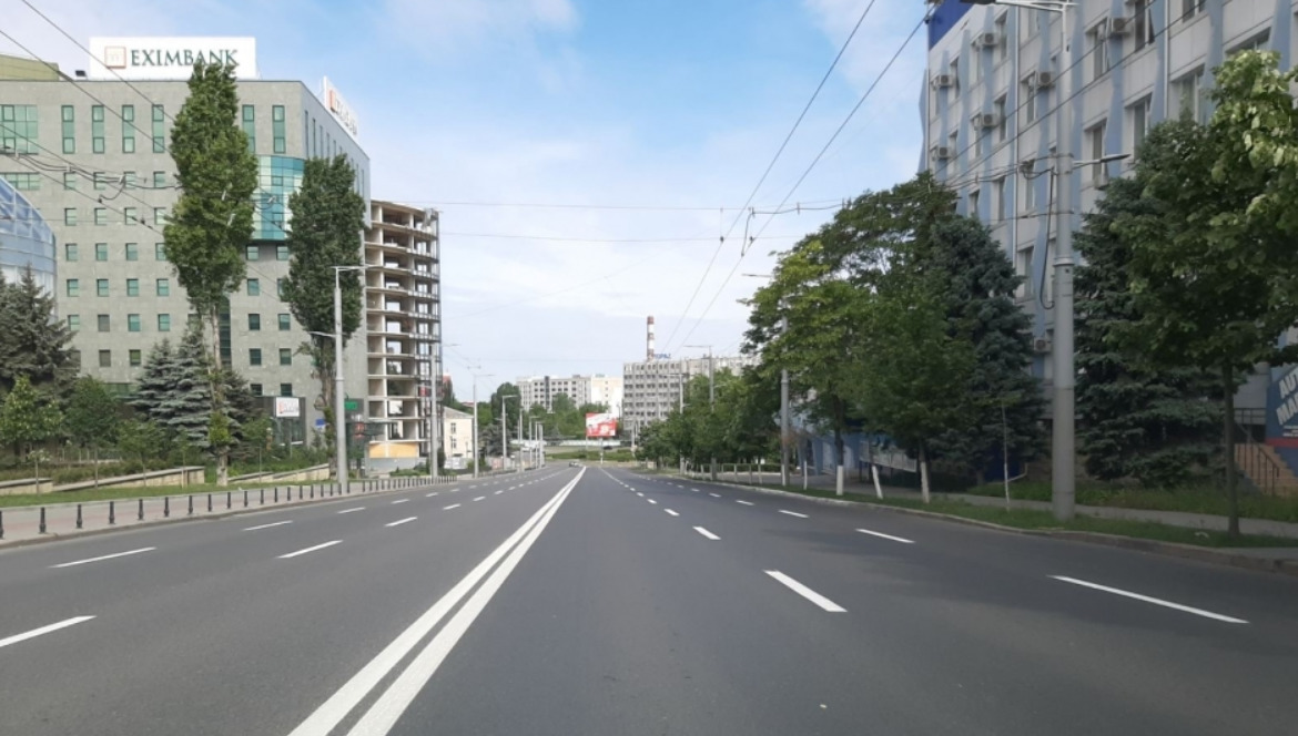 В Кишиневе продолжаются работы по нанесению дорожной разметки.