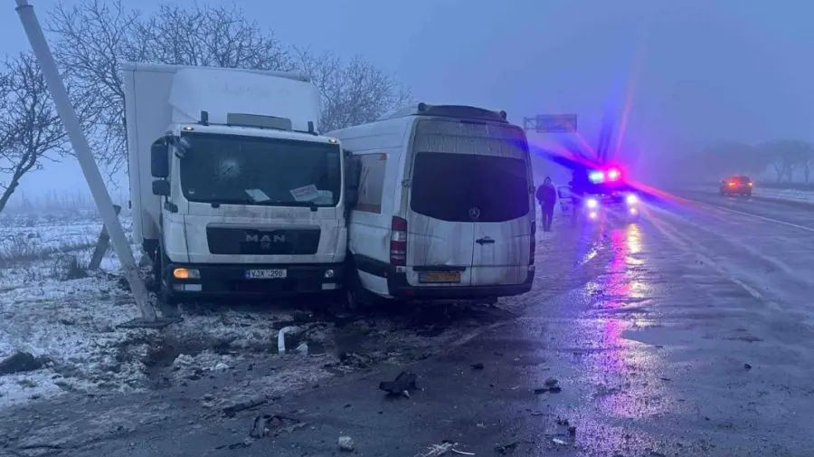 Un camion și un microbuz cu pasageri s-au tamponat pe traseul M5: O persoană, rănită.
