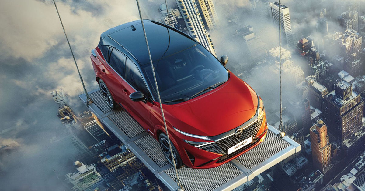 Nissan Qashqai 2024 cu șofer la bord, aruncat de la o înălțime de 65 m pentru un record mondial.