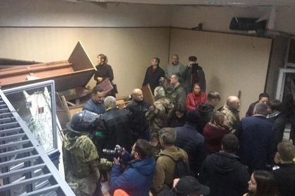 Украинские радикалы устроили погром в здании суда и забаррикадировались в нем. Фото: «Страна.ua»
