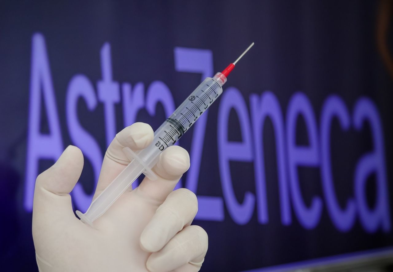 В Канаде не рекомендовали вакцину AstraZeneca людям старше 65 лет.