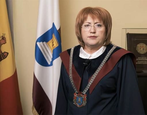 Маноле получает пенсию в размере 20 000 леев, а ее зарплата теперь составит 82 000.