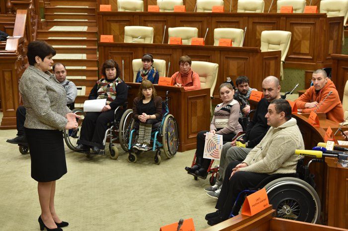 Прошла проверка здания парламента на доступность для инвалидов.