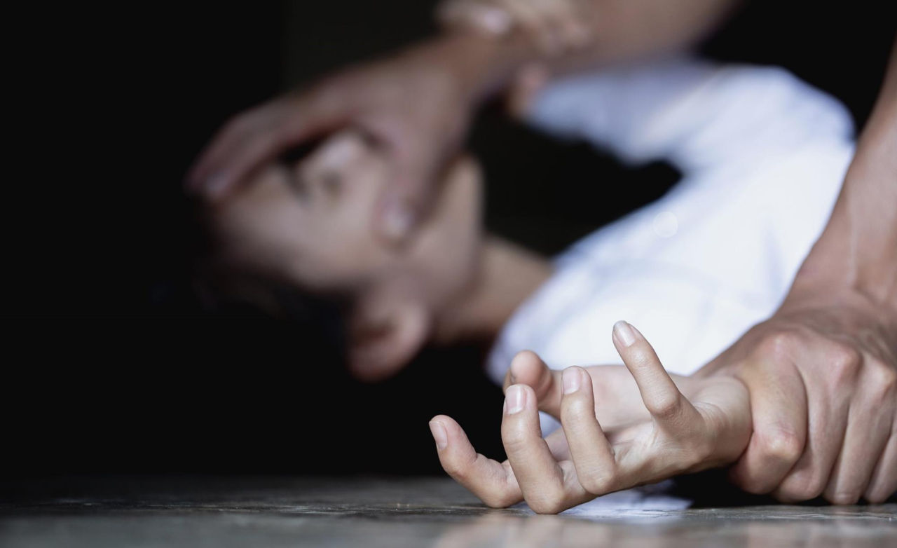 Angajat MAI, încătușat pentru că ar fi violat o tânără de 19 ani la Căușeni.