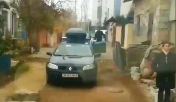 В самом центре Кишинева водитель заблокировал дорогу «скорой».