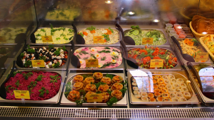 Просроченные мясные блюда и салаты в столичной кулинарнии