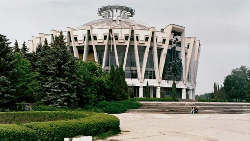 Волонтеры провели субботник у Цирка.
